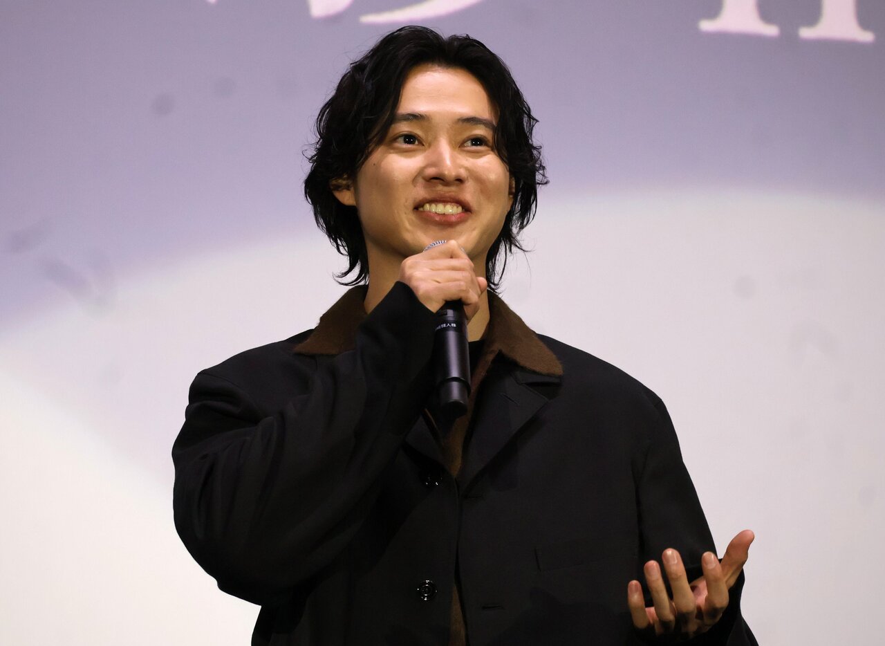 舞台挨拶に登場した山崎賢人さん（３月９日、大阪市北区）