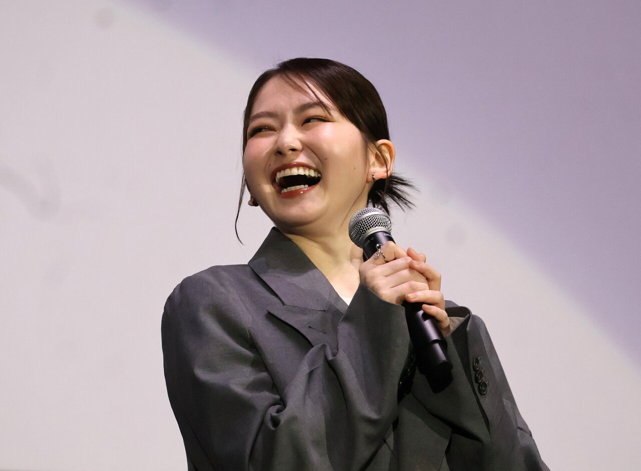撮影裏話を披露する山田杏奈さん（３月９日、大阪市北区）
