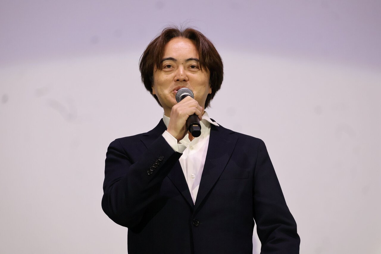 映画への思いを語る松橋真三プロデューサー（３月９日、大阪市北区）