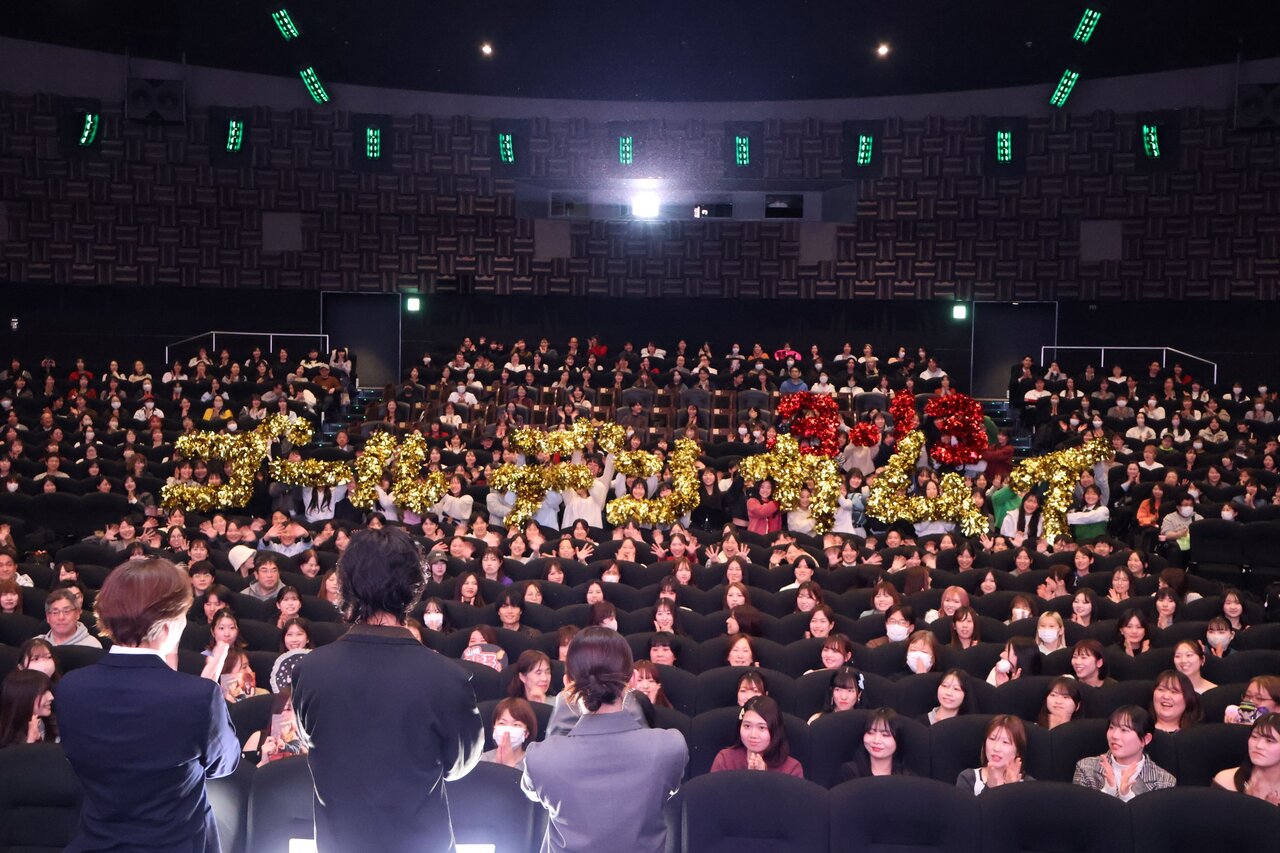 金色のポンポンで「ゴールデンカムイ」と公開日の「３・13」の文字をつくる箕面自由学園高校チアリーダー部（３月９日、大阪市北区）