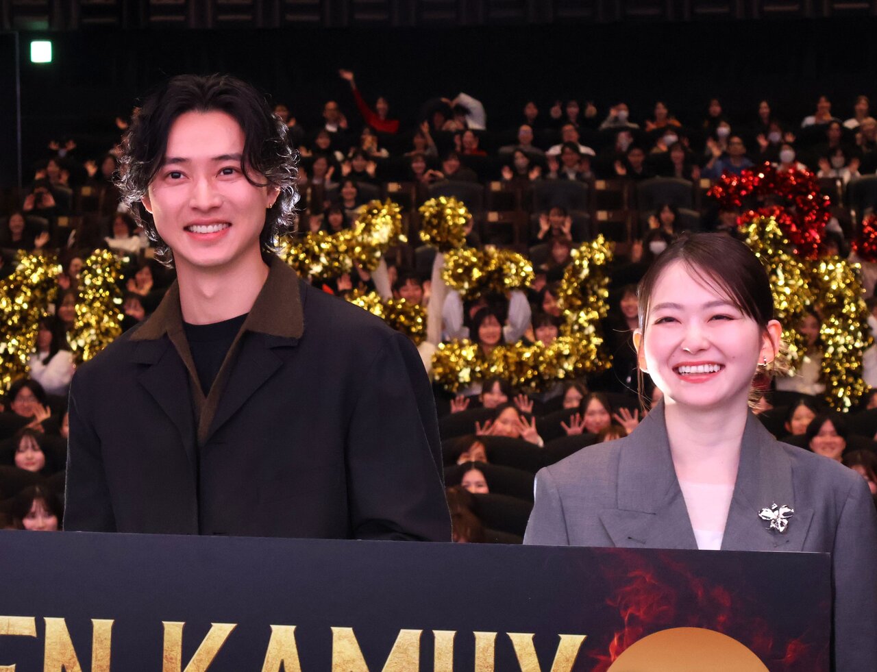 舞台あいさつに登場した山﨑賢人さんと山田杏奈さん（３月９日、大阪市北区）