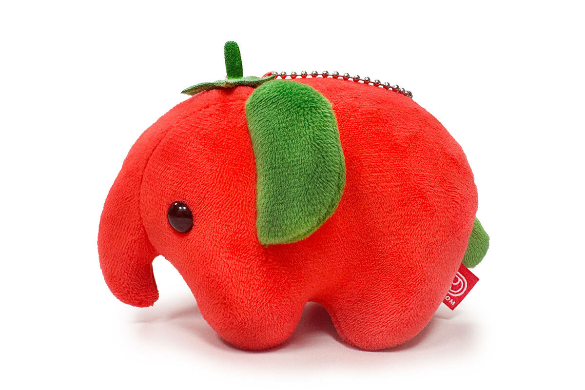 人気キャラクターの「とまぞう」が真っ赤になった「さやまる」モチーフの「ボールチェーンぬいぐるみ」（1,750円）もオンラインと一部店舗で同時発売