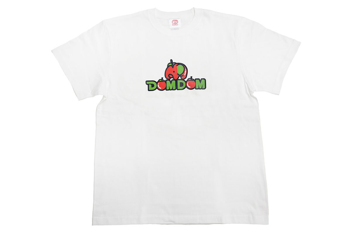 人気キャラクターの「とまぞう」が真っ赤になった「さやまる」モチーフの「Tシャツ」（2,990円）もオンラインと一部店舗で同時発売