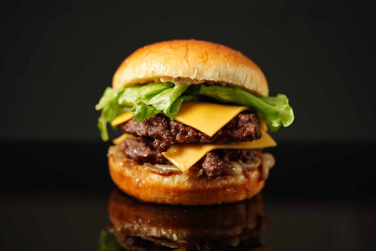 「淡路島バーガーワークス」の「ダブルチーズバーガー」（1,500円、バーガーセット2,100円、ドリンクセット1,800円）