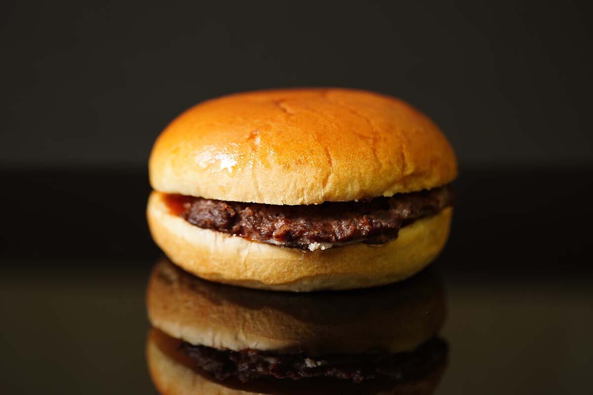 「淡路島バーガーワークス」の「ハンバーガー」（790円、バーガーセット1,390円、ドリンクセット1,090円）