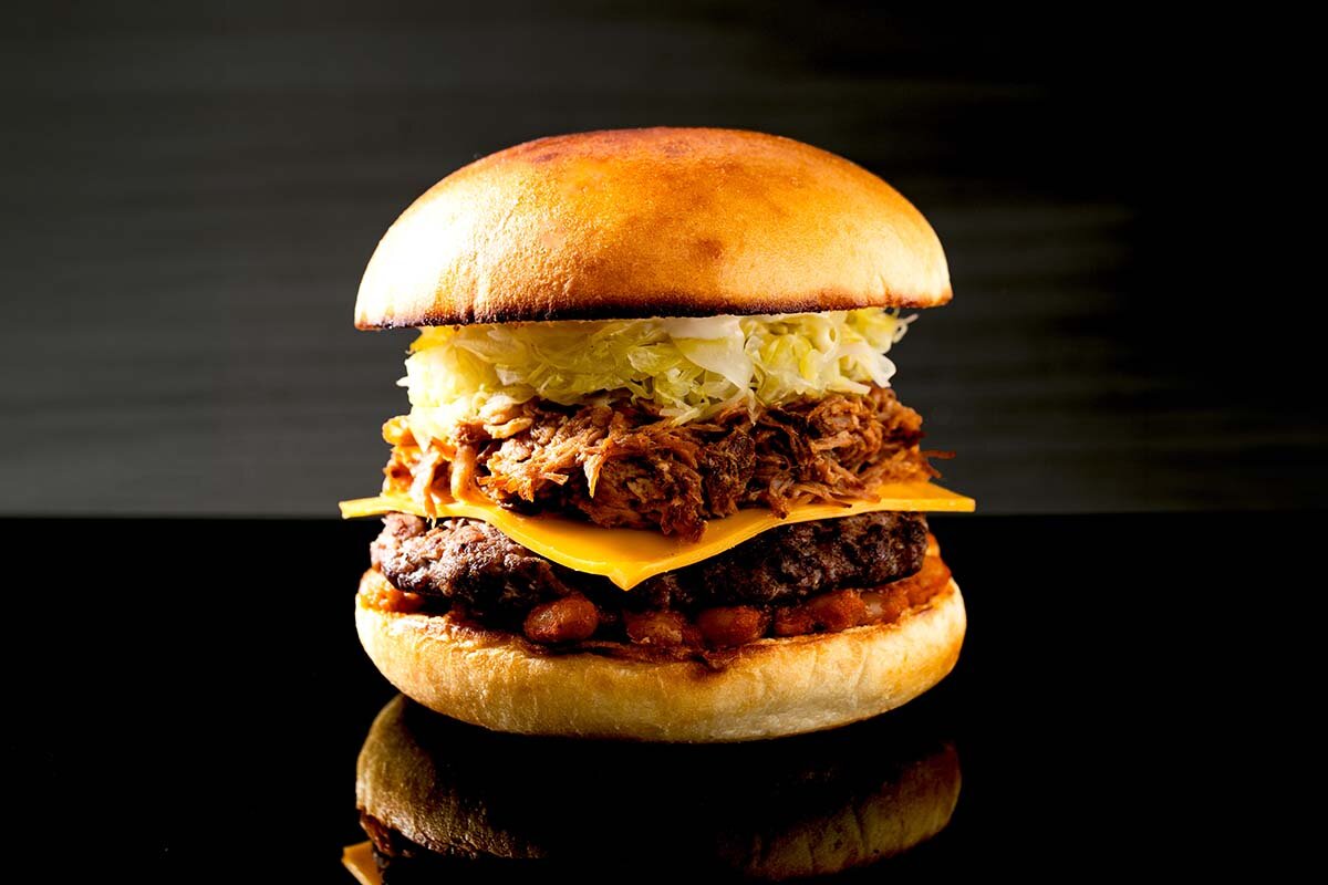 「淡路島バーガーワークス」の「プルドポークバーガー」（1,680円、バーガーセット2,280円、ドリンクセット1,980円）