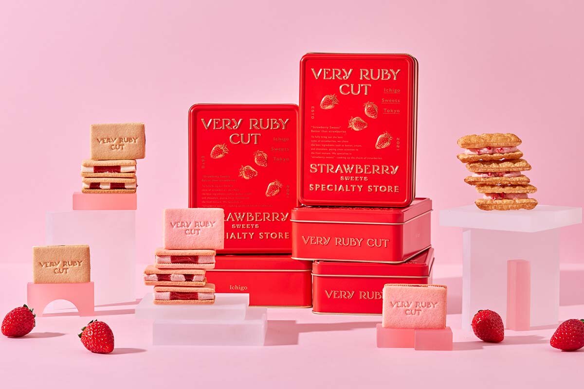 エンボス加工されたいちごが描かれたパッケージの阪急うめだ本店限定「いちご缶 うめだエディション」（2,268円／いちごミルクサンド2個、いちごダブルサンド2個、いちごクリームパイ1個）