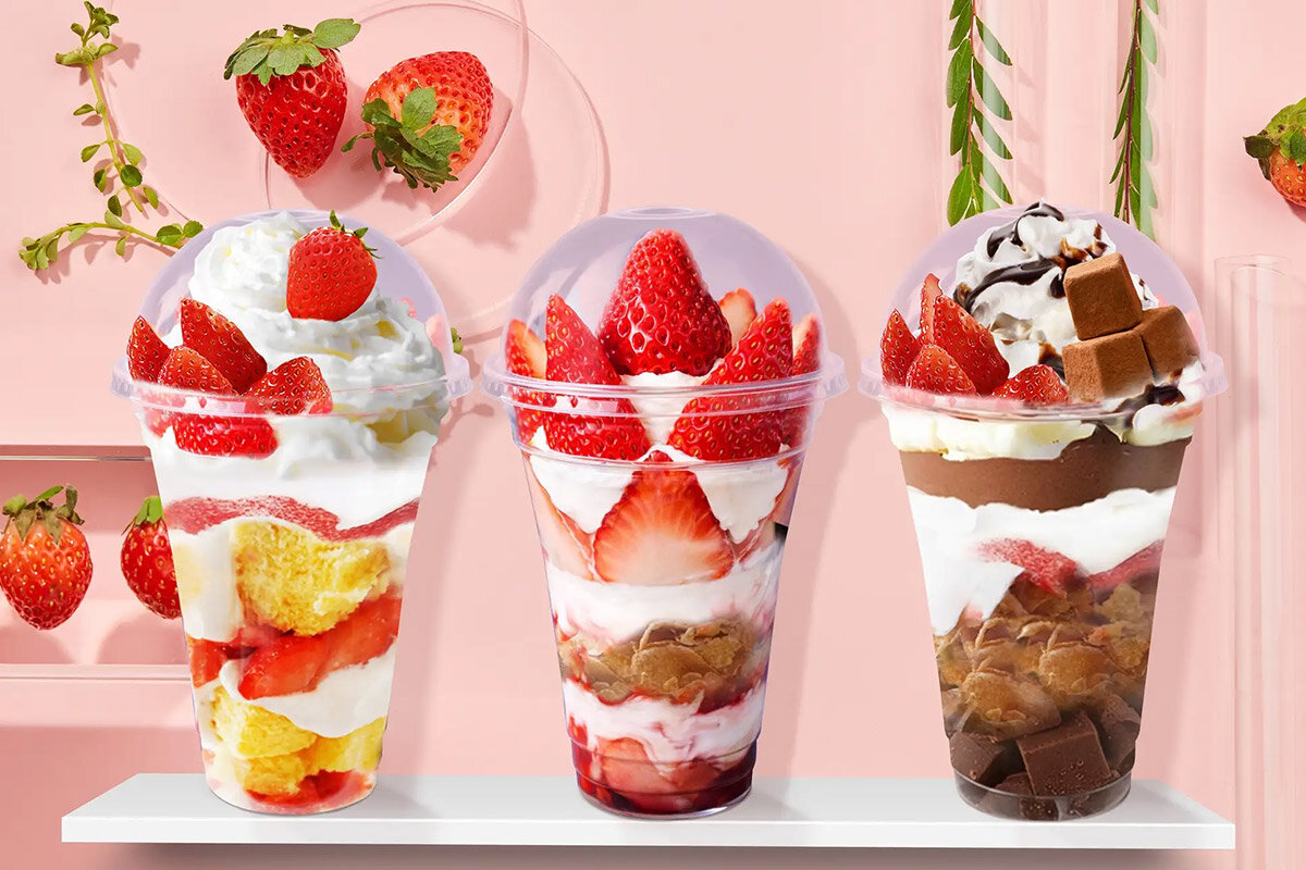 食べ歩きにも便利、フタ付き容器もある「オリジナルいちごパフェ」（パフェlove）