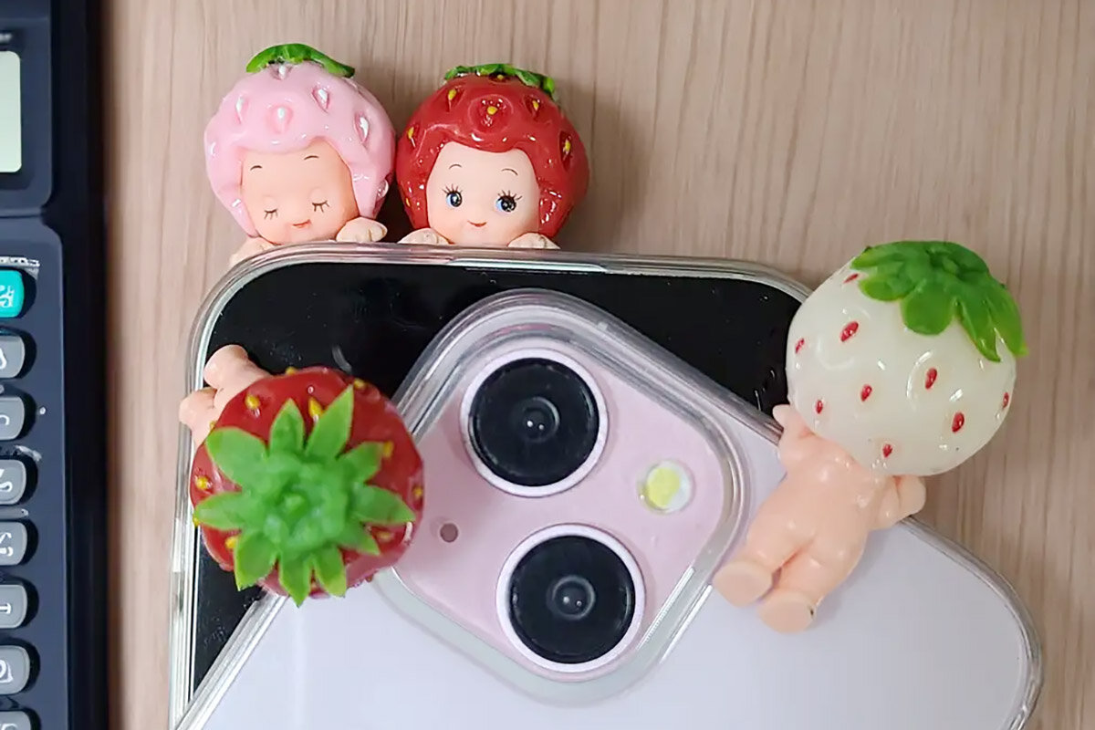 ちょこんと顔を出す姿がキュートな「ぶら下がりキューピーちゃん」（秘密の苺MICO E）