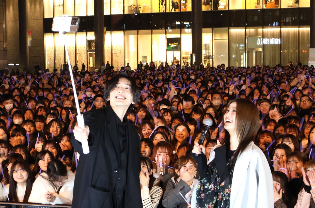 動画の撮影を行う道枝駿佑さんと生見愛瑠さん（３月11日、大阪市北区）