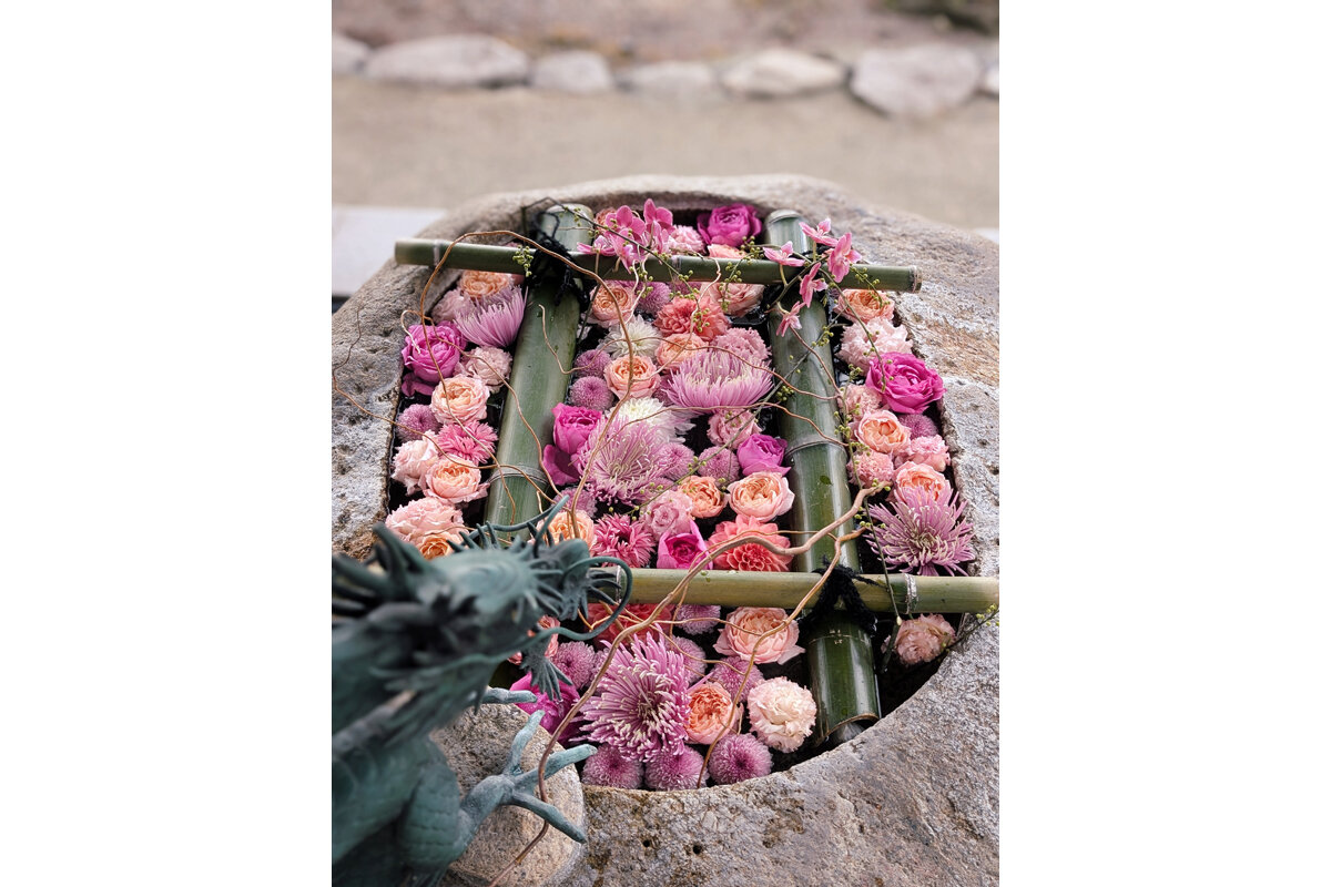 「立志神社」の花手水（滋賀県湖南市）
