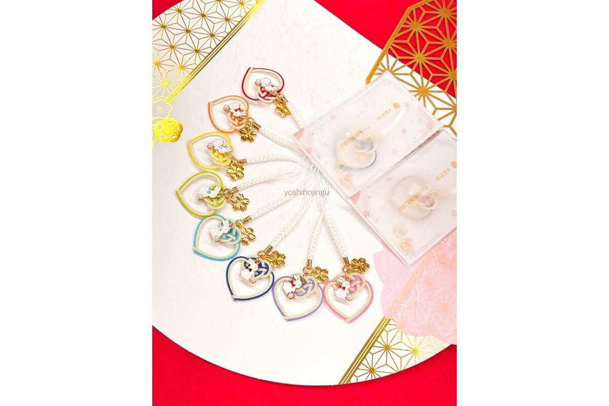 「吉野神宮」（奈良県吉野町）の『うさぎの猪目御守』は8色。季節に合わせて色やモチーフを替えて奉製されます