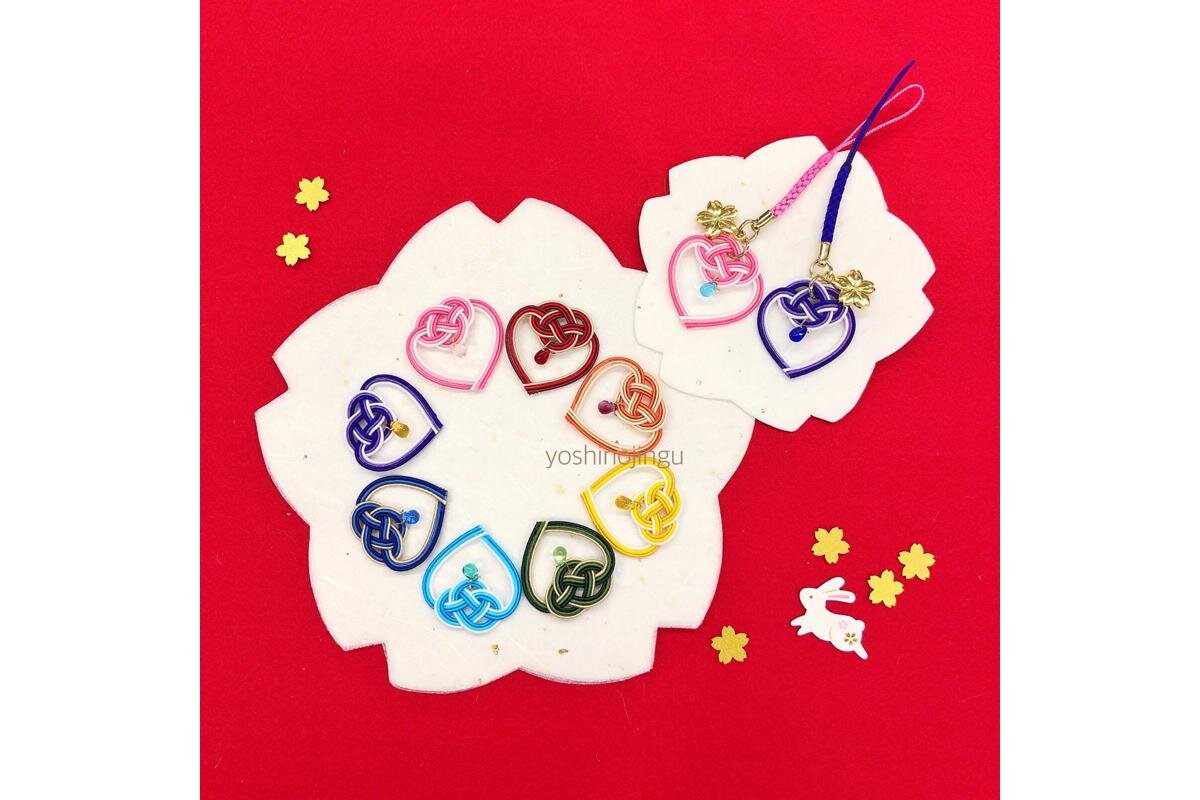 「吉野神宮」（奈良県吉野町）の雫がついた『猪目御守』も8色あります