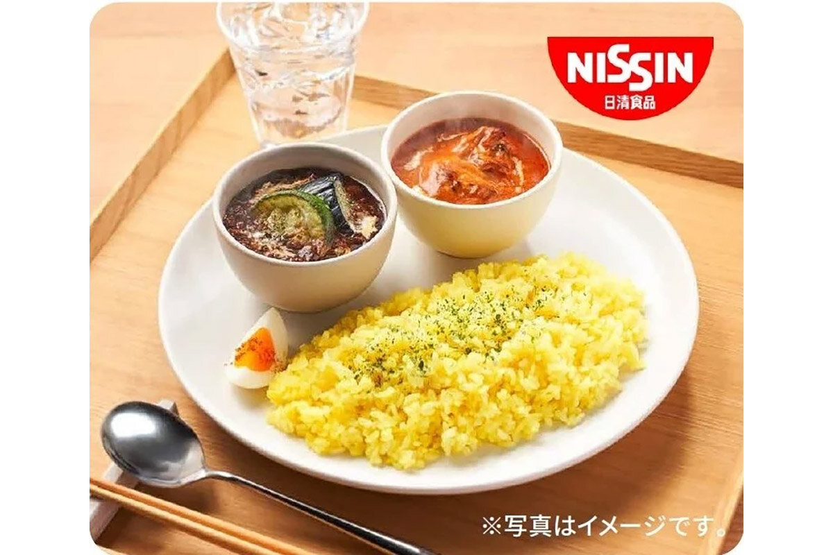 「日清食品」による「完全メシ 和牛入り贅沢黒キーマ ✕ 芳醇バターチキンの2種盛りカレー」（999円・税込）