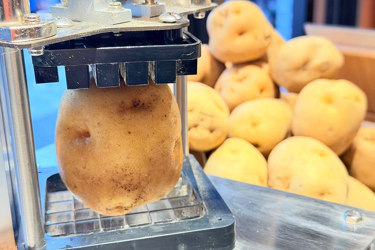 フリッツに最も適した北海道産を厳選し、直送されたジャガイモをその場でカット