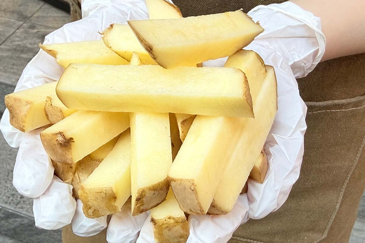 揚げる前の状態のポテト。注文後に調理されて、できたてフリッツがいただけます