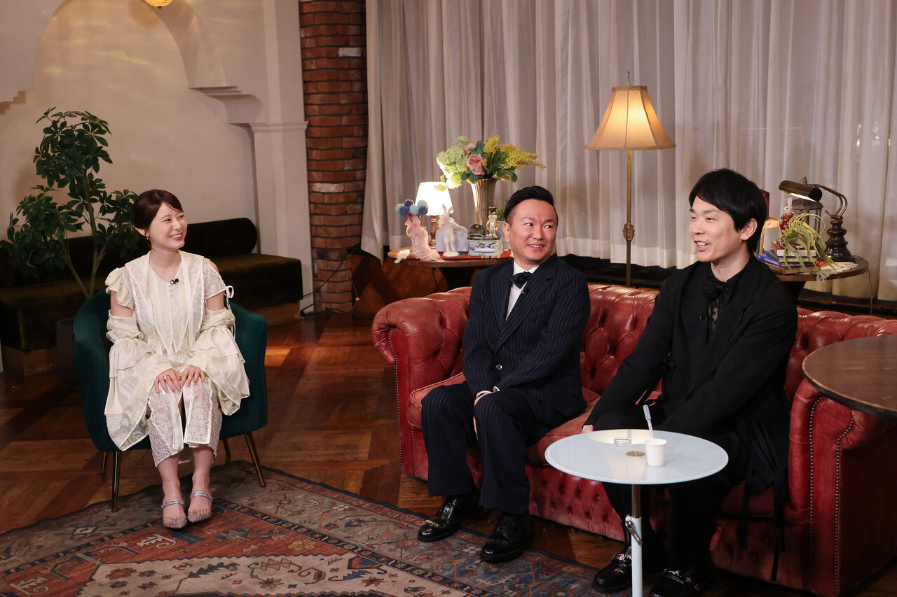 スタジオでトークを繰り広げるかまいたち（山内健司、濱家隆一）と生田衣梨奈