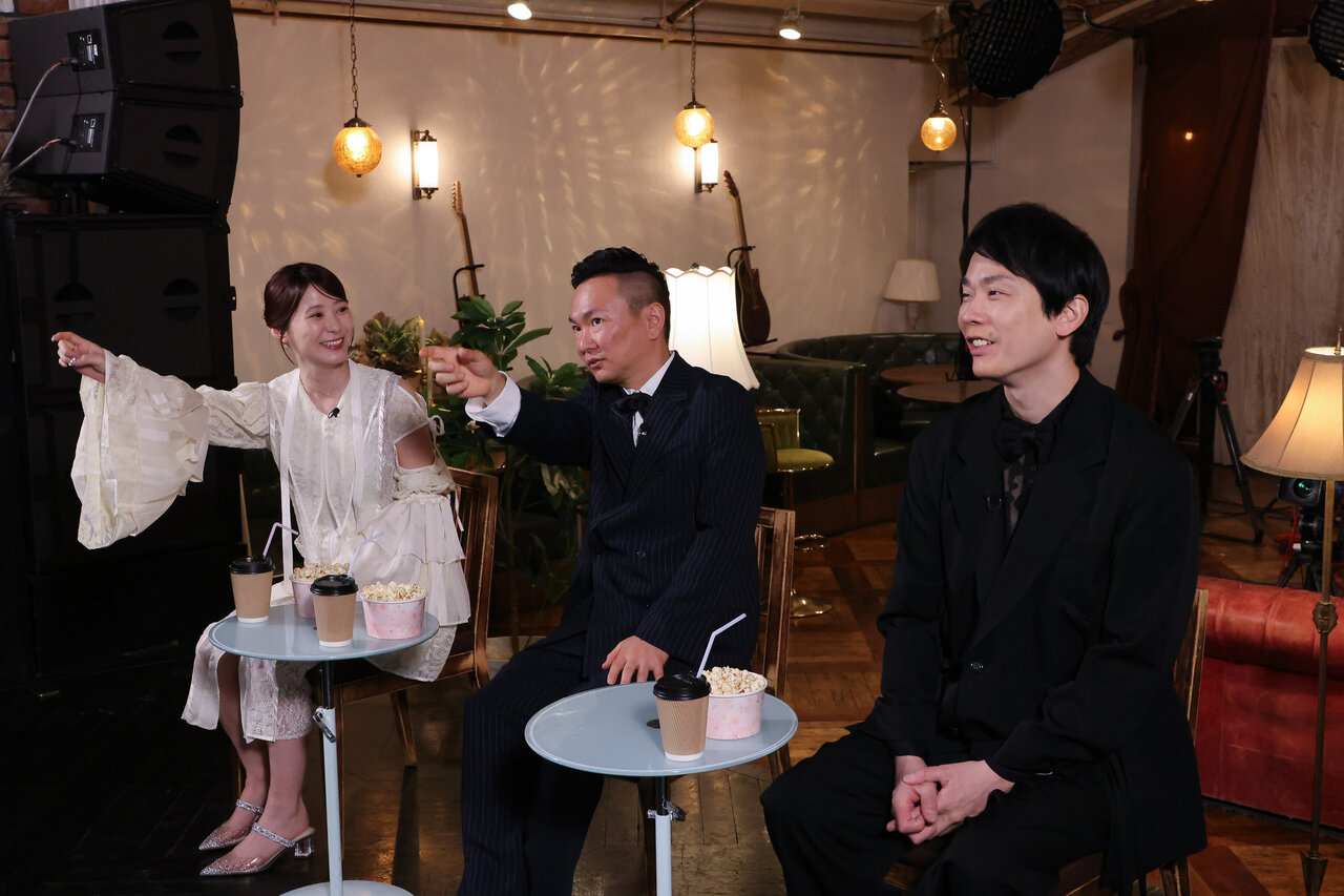 ドラマを見ながらツッコミを入れるかまいたち（山内健司、濱家隆一）と生田衣梨奈