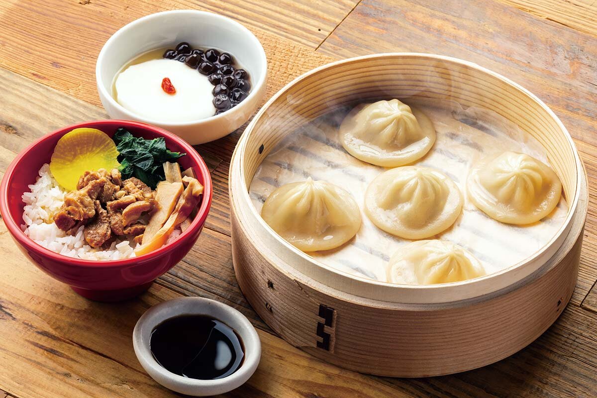 ジューシーな餡を薄皮で包み込んだ本格的な味わいの小籠包は単品（3個入420円、5個入680円）のほか、ルーロー飯とミニスイーツが付いたセットメニューも（980円〜）