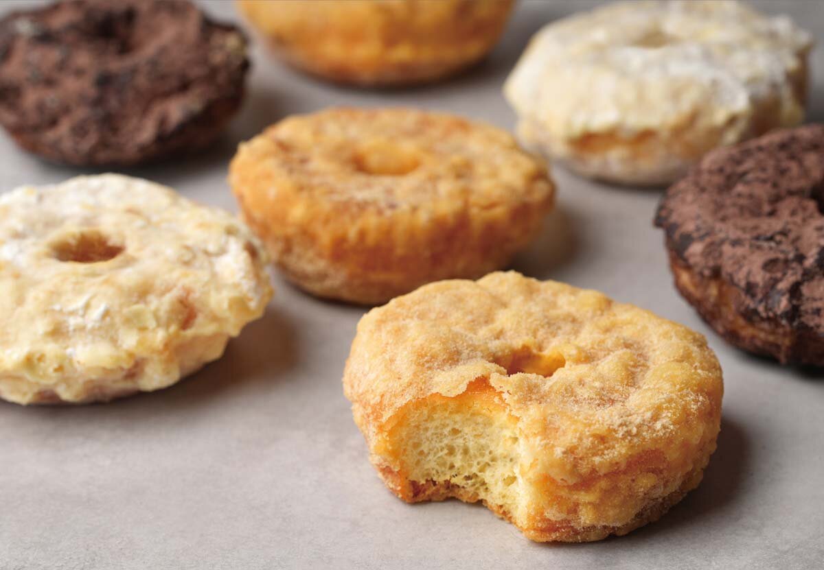 外はザクッと香ばしく、中はふんわり軽い「台湾ドーナツ」（350円〜）。アツアツの台湾ドーナツにバニラアイスを添えた「ドーナツアイスプレート」（680円〜）も