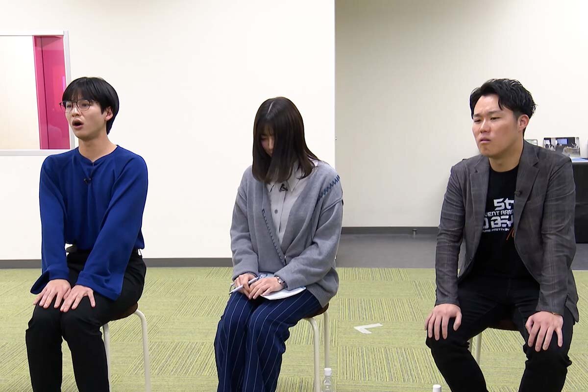 講師からアフレコに挑む姿勢について指摘を受け、反省する秦令欧奈アナ（左）、田中友梨奈アナ（中）、服部優陽アナ（右）