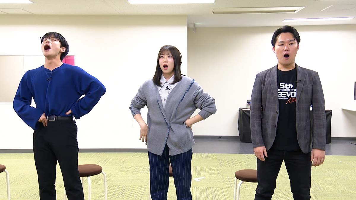 ウォーミングアップに息の続く限り声を出し続けるロングトーンに挑戦するカンテレ声優部の3人
