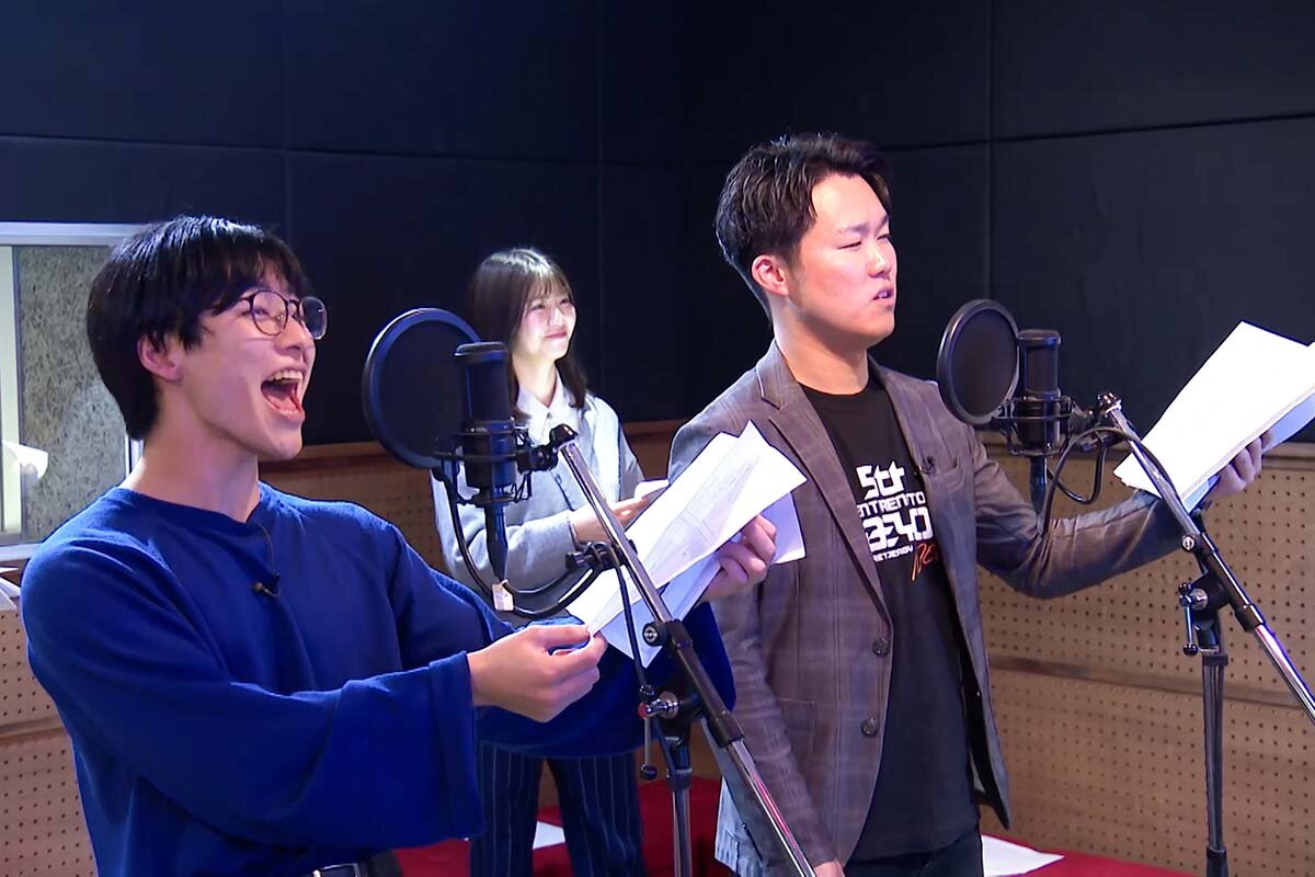 役になりきって精一杯演じる秦アナ（左）と服部アナ