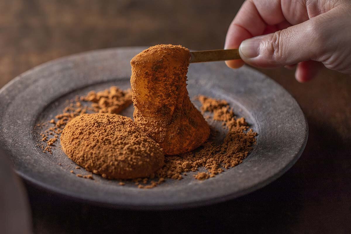 ふわふわとろとろの名物「ツバメわらび」（10切入1,358円）