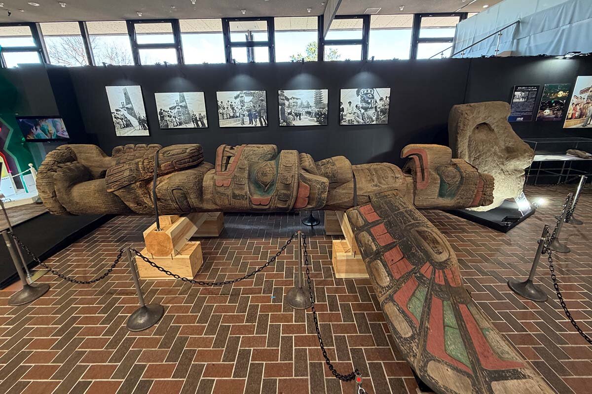 上部がサンダーバード（雷鳥）で下部に魚を抱えたグリズリー・ベア（大熊）があしらわれたトーテムポール（撮影2026年3月16日）