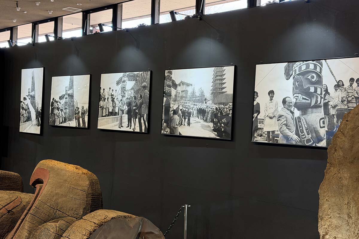 「ブリティッシュコロンビア館」前で行われたトーテムポール寄贈セレモニーの様子。トーテムポールの口元に手を持っていきおどける岡本太郎の姿も（撮影2026年3月16日）