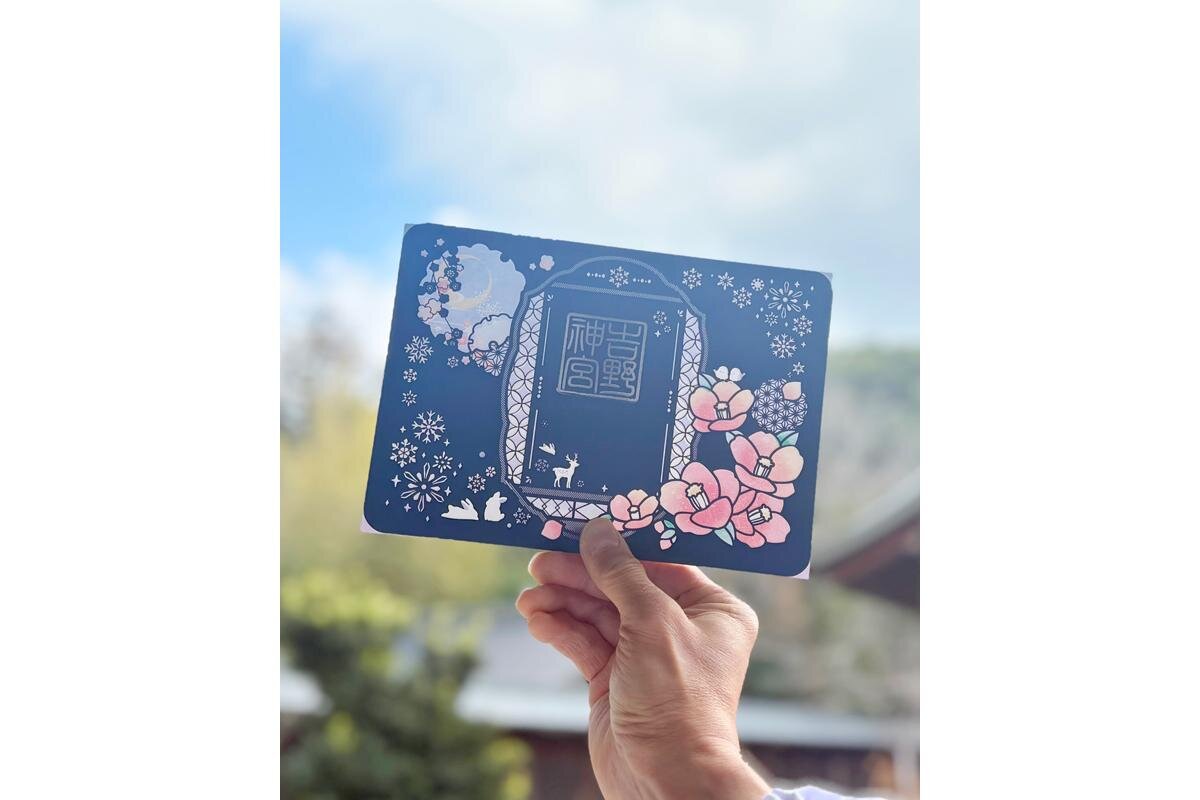 「吉野神宮」（奈良県吉野町）の『雪うさぎと椿の切り絵御朱印』には、うさぎがデザインされています