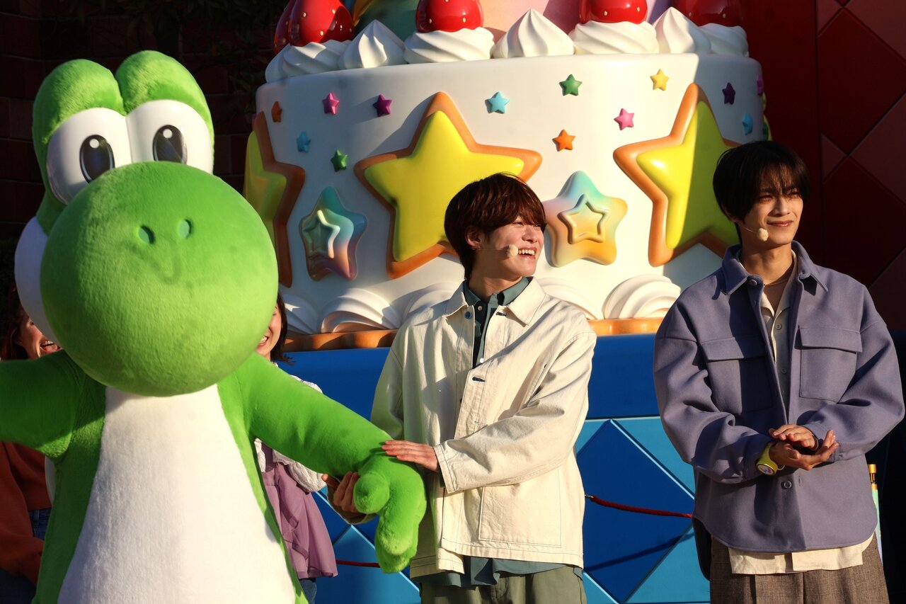 思い出トークを話す大橋和也さん（左）と高橋恭平さん（３月18日、USJ）