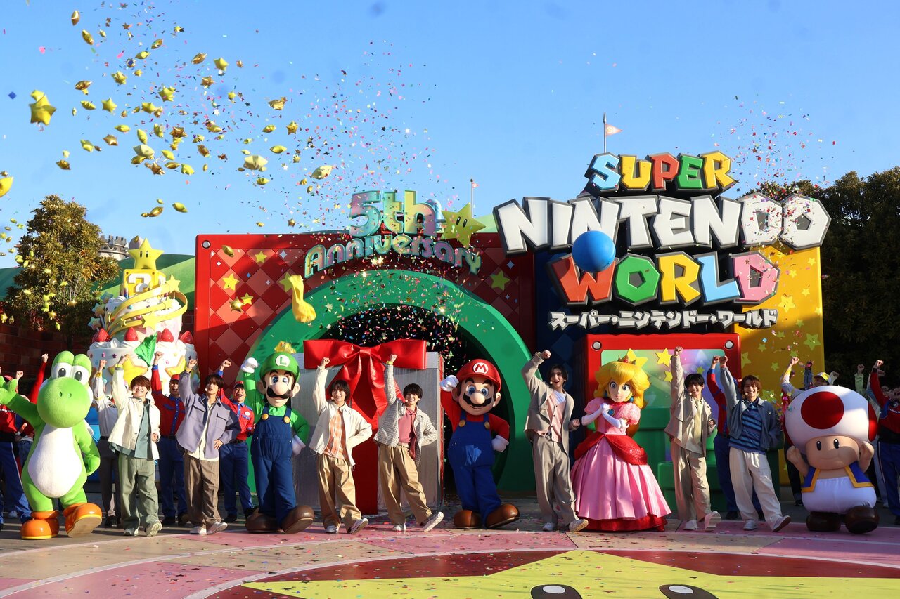 『スーパー・ニンテンドー・ワールド』の５周年を祝うなにわ男子（３月18日、USJ）