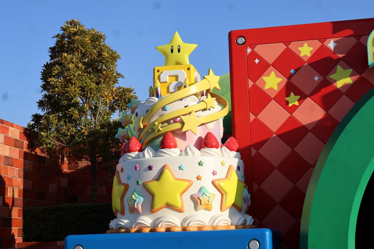 スタープラザに登場した5周年記念のスーパースターのデコレーションケーキ（３月18日、USJ）