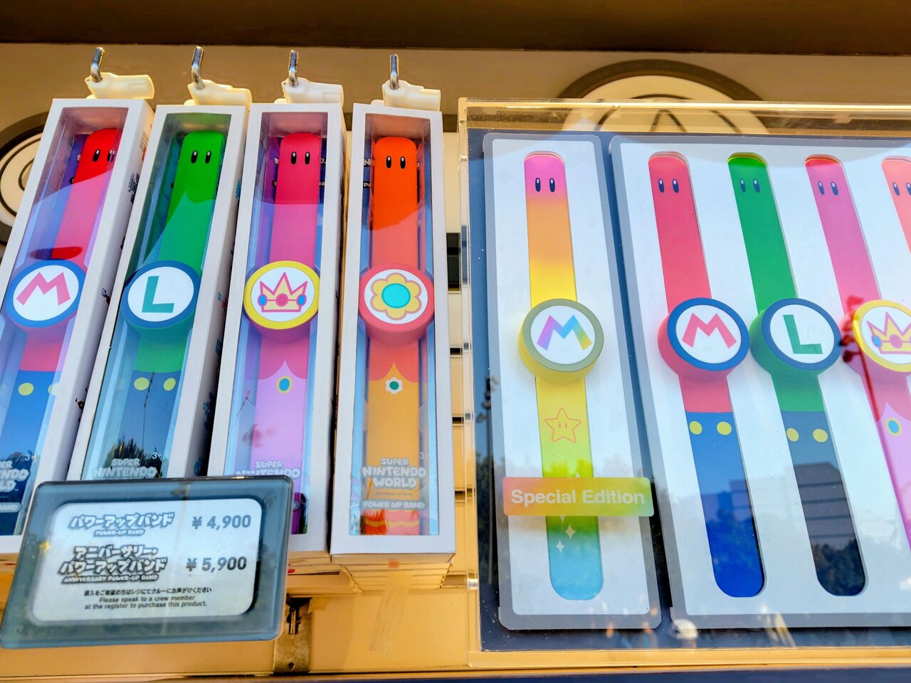 “無敵”マリオバージョンの「アニバーサリー・パワーアップバンド」（中央）（３月18日、USJ）