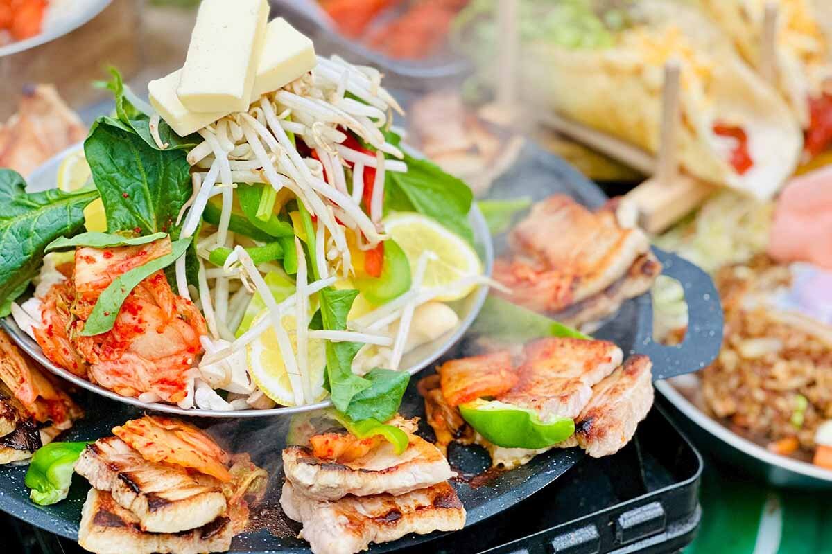 「コリアンチキン＆フライドポテト食べ放題付きサムギョプサルBBQ」（4,500円／土日祝は4,900円）