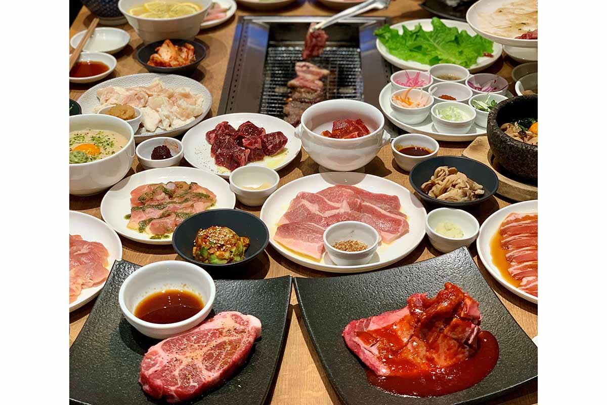 さまざまなお肉に23種のタレなど最後まで飽きることなく楽しめる「プレミアムカルビ」の焼き肉食べ放題