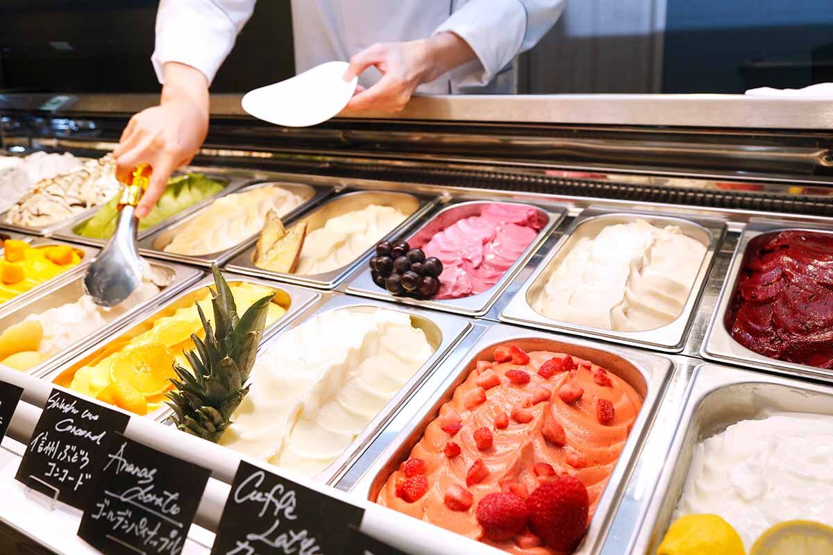 店内の製菓厨房で毎日手作りをしている「プレミアムカルビ」の18種類のジェラートは、毎月新フレーバーが3種類入れ替わり