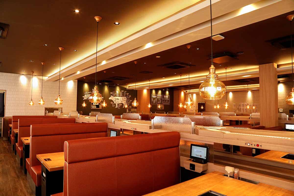 神戸西店は“特急レーン”で席まで商品が運ばれてくるという