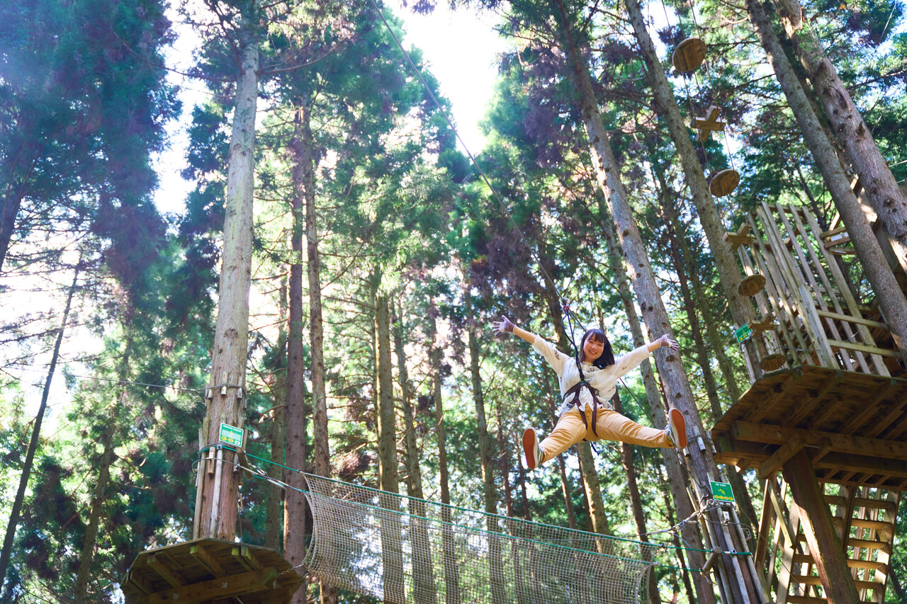 森の中で本格アスレチックが楽しめる「フォレストアドベンチャー・栗東」（滋賀県栗東市）