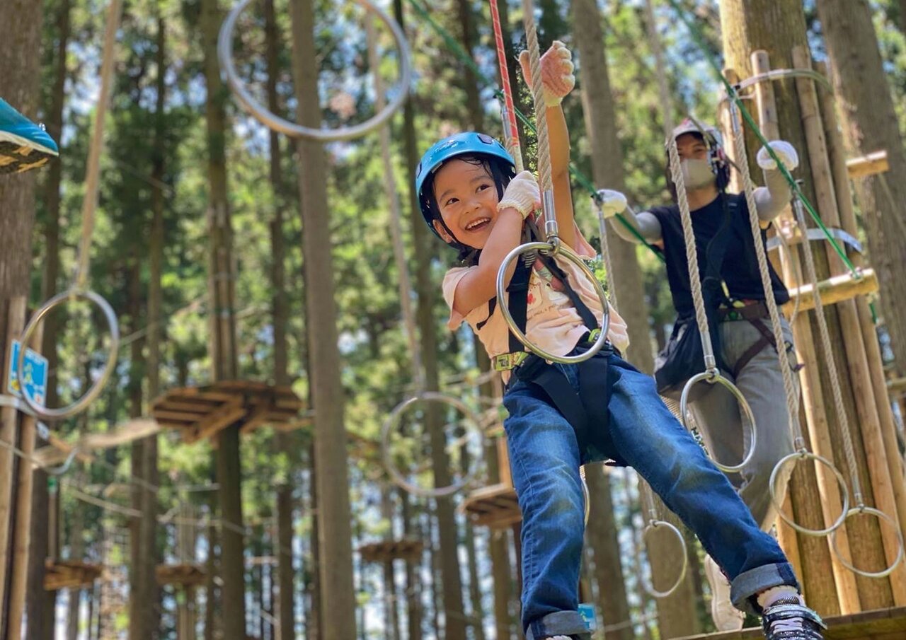 自然豊かな森の中で大人も子どもも思いきり体を動かして遊べる（フォレストアドベンチャー・栗東・滋賀県栗東市）