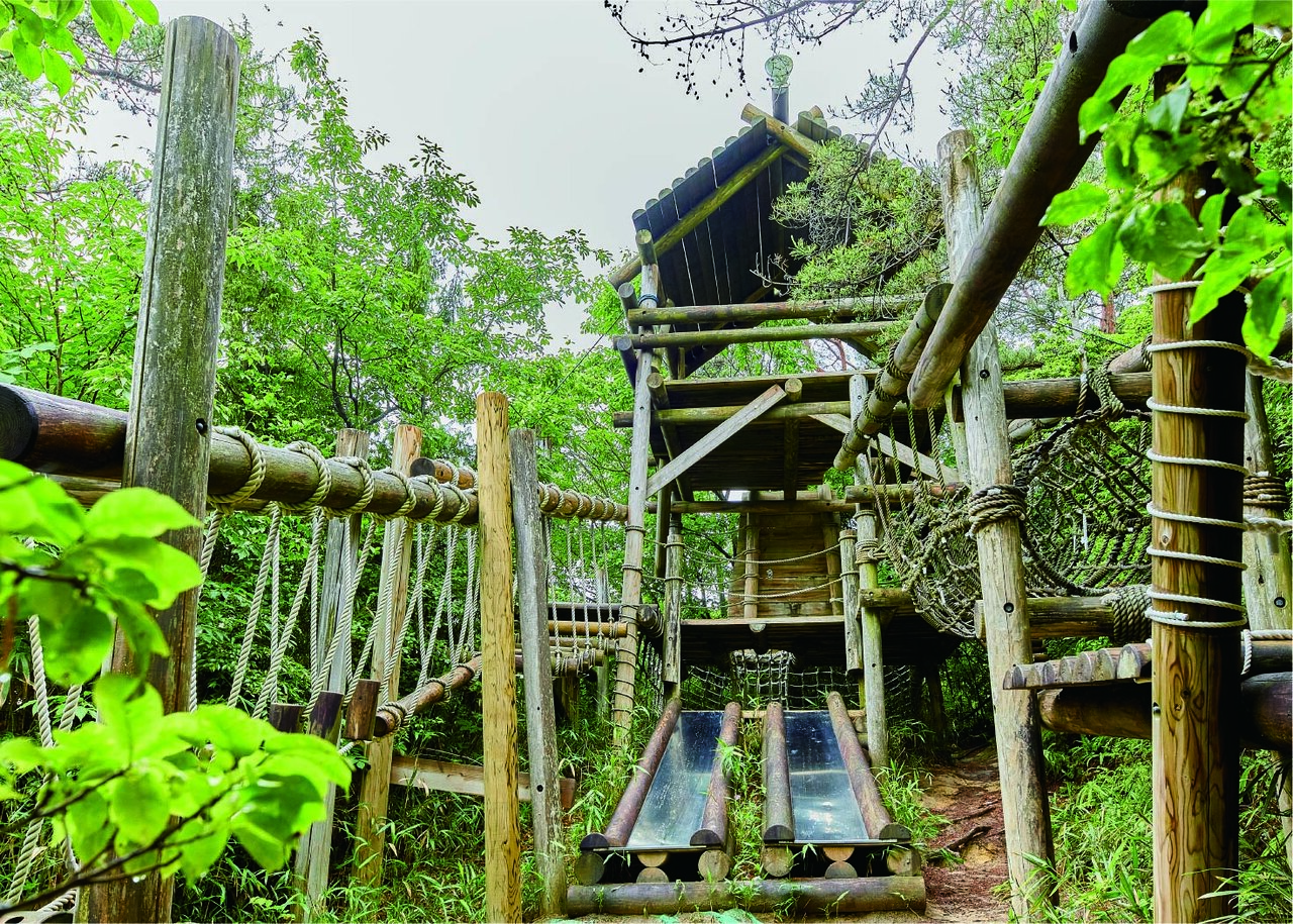 生駒の伝説や歴史になぞらえた30のアスレチックが約800メートル続くフィールドアスレチック（生駒山麓公園・奈良県生駒市）