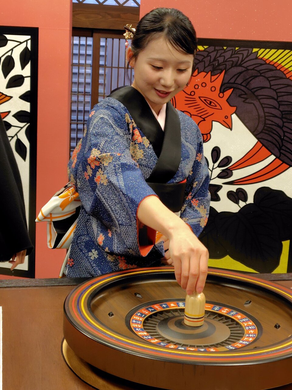 和風ルーレットを使った京花占い（３月19日、太秦映画村）