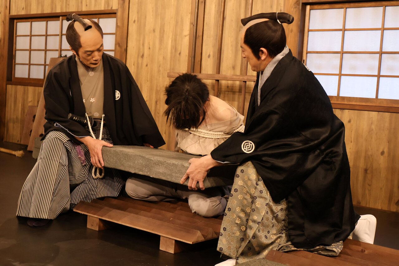 「大人しか入れない拷問屋敷」で疑似体験できる「石抱き」（３月19日、太秦映画村）