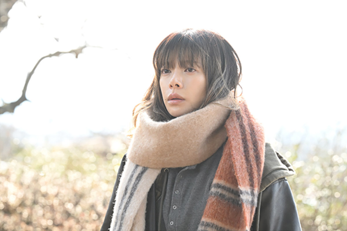 行方不明の夫を探し続けるシングルマザーの葛原紗春（桜井ユキ）