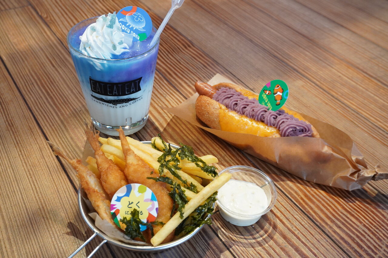 手前から時計回りに、「ふぐ＆チップス」（950円）、「ふしぎなクラゲミルクティー」（800円）、「クマノミのおうちドッグ」（900円）