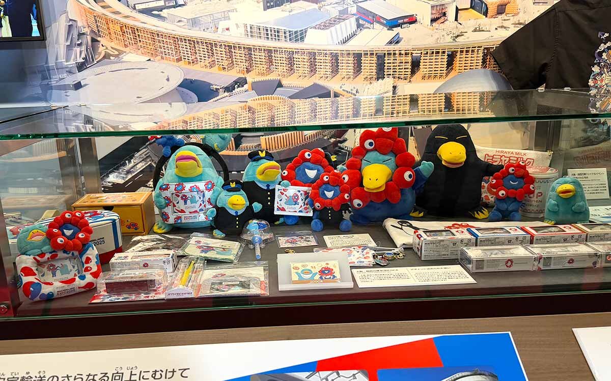 イコちゃんとミャクミャクのコラボは100以上もあり、売り切れたものもあるというグッズの一部（撮影2026年3月23日）