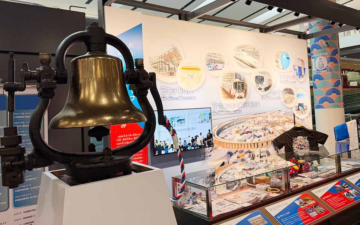 大阪・関西万博の閉幕ファイナルイベントで鳴った8620系蒸気機関車の鐘などが展示（撮影2026年3月23日）