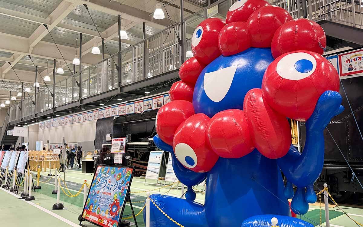 「世界のミャクミャク展」の会場入口には巨大バルーン型のミャクミャクが鎮座（撮影2026年3月23日）