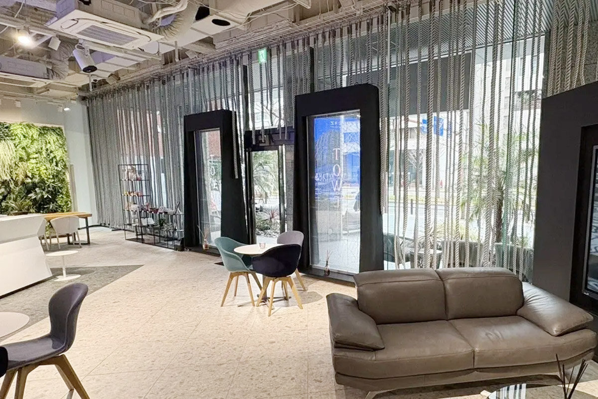 御堂筋沿いの「TOWERZギャラリー」（大阪市中央区）で展示されている「リサイクル漁網ロープ」（提供写真）